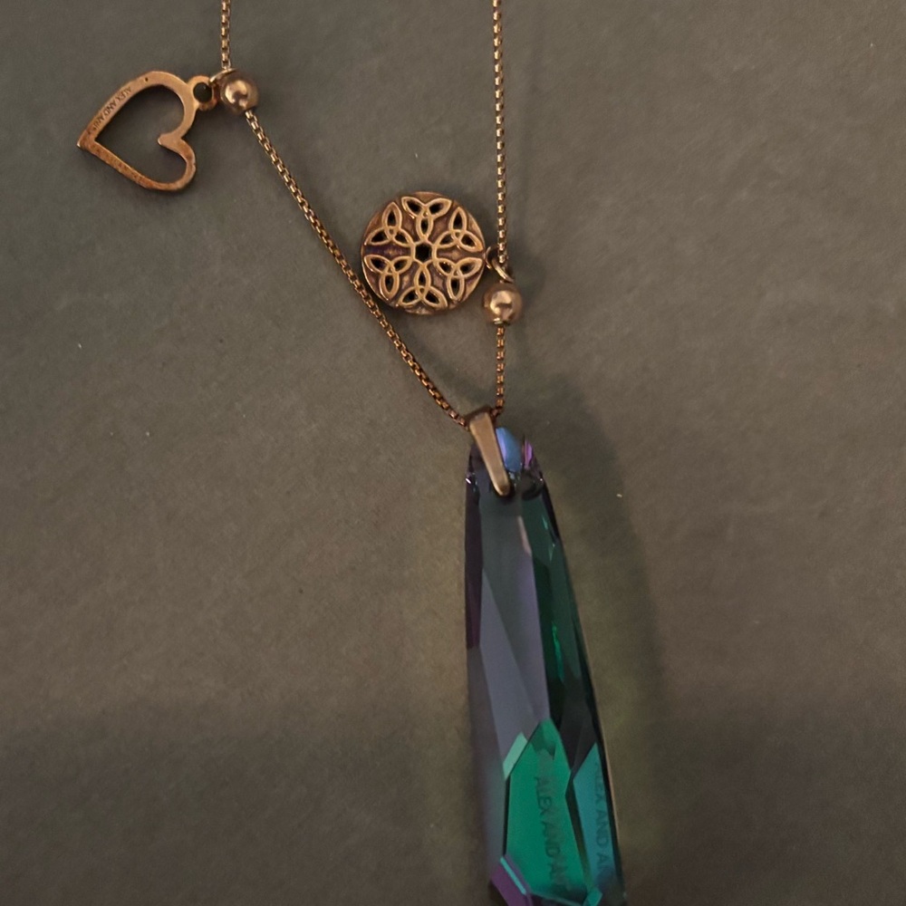 Rose gold chain with iridescent charm - Picture 2 of 3